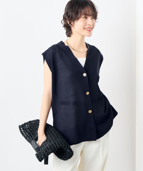 NOLLEY’S（ノーリーズ）の「《手洗い可能》ドライタッチ肩タックベスト（ベスト・レディース・ネイビー/グリーン/ベージュ/ブラック・38）」の4枚目の写真