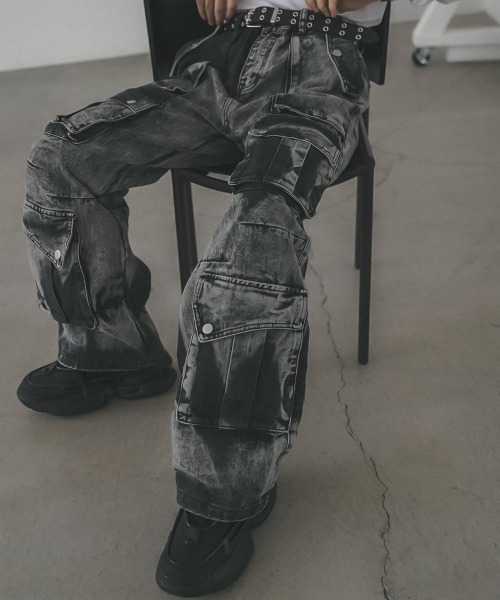 Shoowtime(ショウタイム)の「Chemically washed hard bleached denim cargo pants / ケミカルウォッシュハードブリーチデニムカーゴパンツ(デニムパンツ・メンズ・ブルー/ブラック・SMALL/MEDIUM/LARGE/X-LARGE)」の11枚目の写真