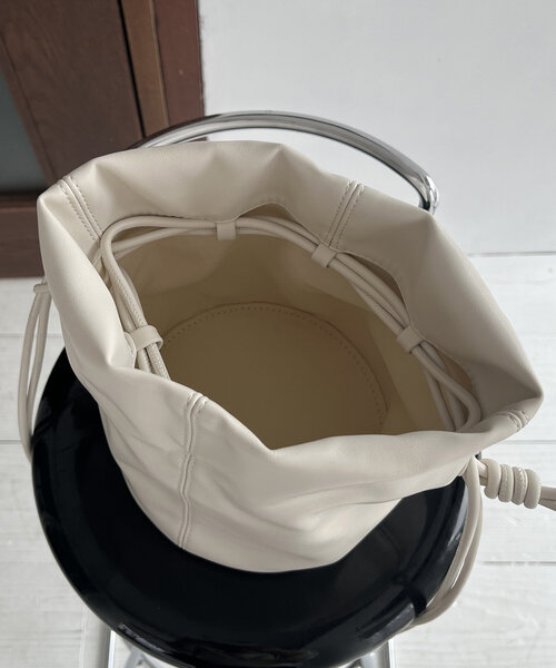 CAPRICIEUX LE'MAGE（カプリシューレマージュ）の「ソフト巾着ショルダーバッグ（ショルダーバッグ・レディース・ホワイト/ブラック・FREE）」の5枚目の写真