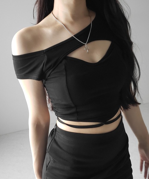 me+em select(ミームセレクト)の「【 2color 】胸開きカットアウトクロスストラップワンショルダーTシャツ / open chest cutout cross strap one shoulder T-shirts(Tシャツ/カットソー・レディース・ホワイト/ブラック・FREE)」の4枚目の写真