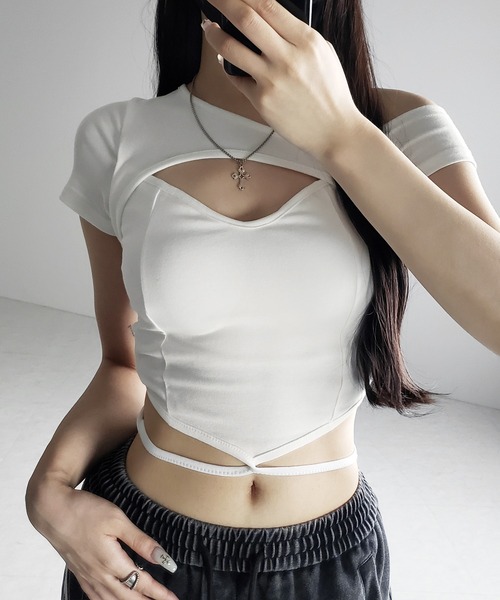 me+em select(ミームセレクト)の「【 2color 】胸開きカットアウトクロスストラップワンショルダーTシャツ / open chest cutout cross strap one shoulder T-shirts(Tシャツ/カットソー・レディース・ホワイト/ブラック・FREE)」の9枚目の写真