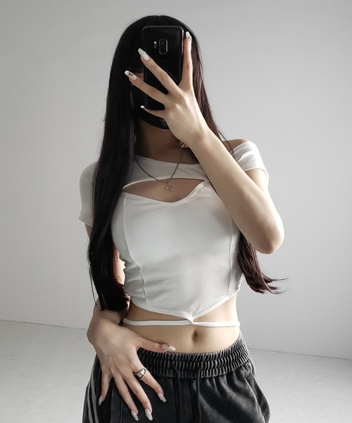 me+em select(ミームセレクト)の「【 2color 】胸開きカットアウトクロスストラップワンショルダーTシャツ / open chest cutout cross strap one shoulder T-shirts(Tシャツ/カットソー・レディース・ホワイト/ブラック・FREE)」の11枚目の写真