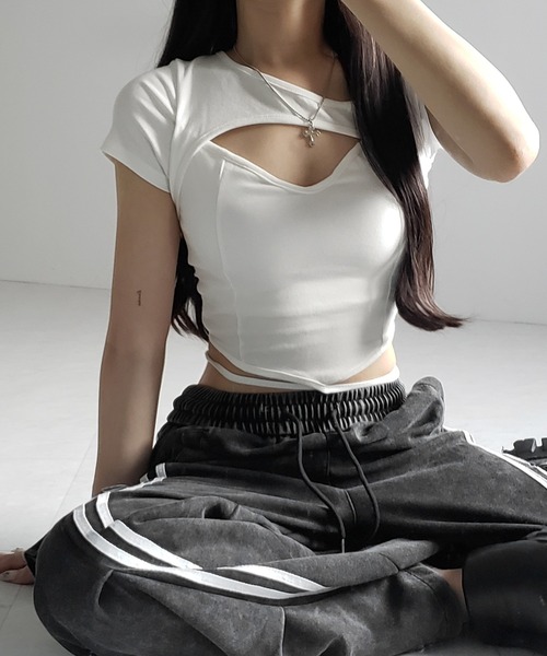 me+em select(ミームセレクト)の「【 2color 】胸開きカットアウトクロスストラップワンショルダーTシャツ / open chest cutout cross strap one shoulder T-shirts(Tシャツ/カットソー・レディース・ホワイト/ブラック・FREE)」の12枚目の写真