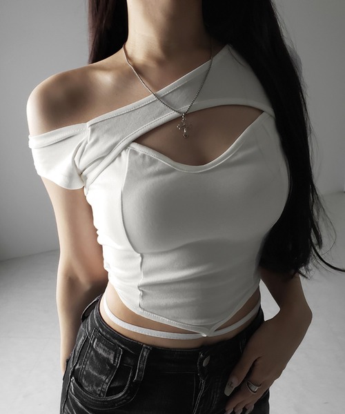 me+em select(ミームセレクト)の「【 2color 】胸開きカットアウトクロスストラップワンショルダーTシャツ / open chest cutout cross strap one shoulder T-shirts(Tシャツ/カットソー・レディース・ホワイト/ブラック・FREE)」の14枚目の写真