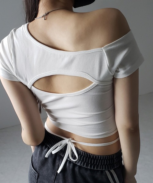 me+em select(ミームセレクト)の「【 2color 】胸開きカットアウトクロスストラップワンショルダーTシャツ / open chest cutout cross strap one shoulder T-shirts(Tシャツ/カットソー・レディース・ホワイト/ブラック・FREE)」の16枚目の写真