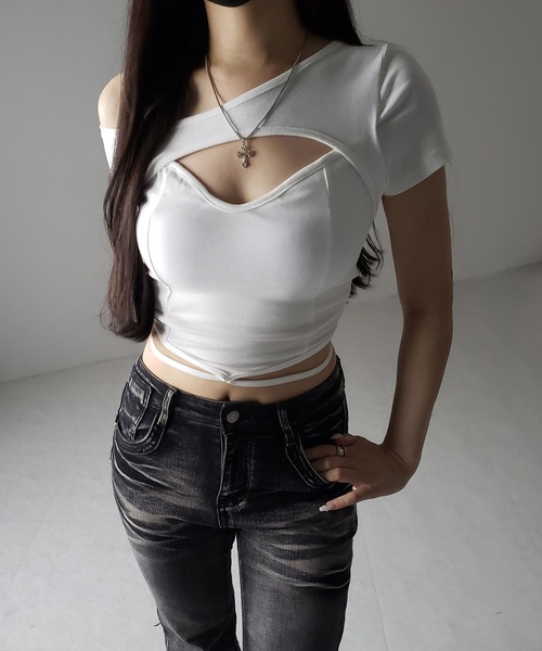me+em select(ミームセレクト)の「【 2color 】胸開きカットアウトクロスストラップワンショルダーTシャツ / open chest cutout cross strap one shoulder T-shirts(Tシャツ/カットソー・レディース・ホワイト/ブラック・FREE)」の17枚目の写真