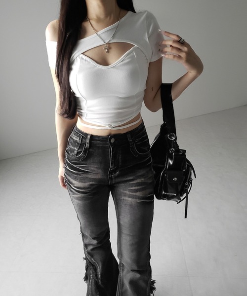 me+em select(ミームセレクト)の「【 2color 】胸開きカットアウトクロスストラップワンショルダーTシャツ / open chest cutout cross strap one shoulder T-shirts(Tシャツ/カットソー・レディース・ホワイト/ブラック・FREE)」の18枚目の写真