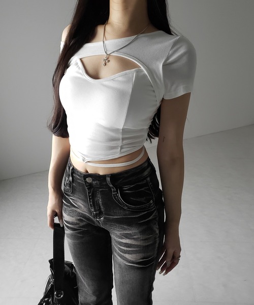 me+em select(ミームセレクト)の「【 2color 】胸開きカットアウトクロスストラップワンショルダーTシャツ / open chest cutout cross strap one shoulder T-shirts(Tシャツ/カットソー・レディース・ホワイト/ブラック・FREE)」の19枚目の写真