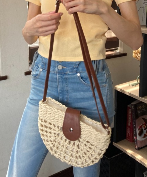 tolene(トレネ)の「ペーパー素材 メッシュ編み マクラメ編み ハーフムーンショルダーバッグ(ショルダーバッグ・レディース・ブラウン/オフホワイト・FREE)」の7枚目の写真