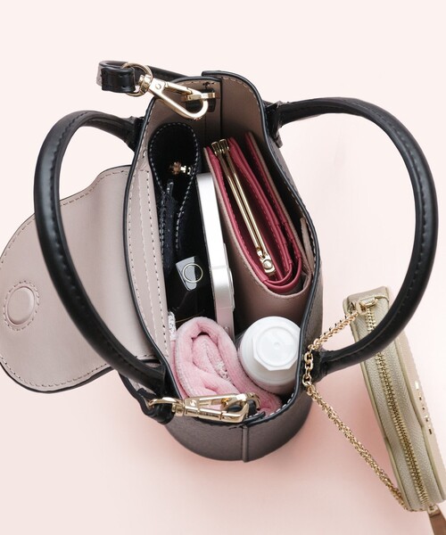 TOCCA(トッカ)の「PETAL SILHOUETTE LEATHER POCHETTE ポシェット(ハンドバッグ・レディース・アイボリー系/ブルー系/ブラック系/ベージュ系・F)」の6枚目の写真