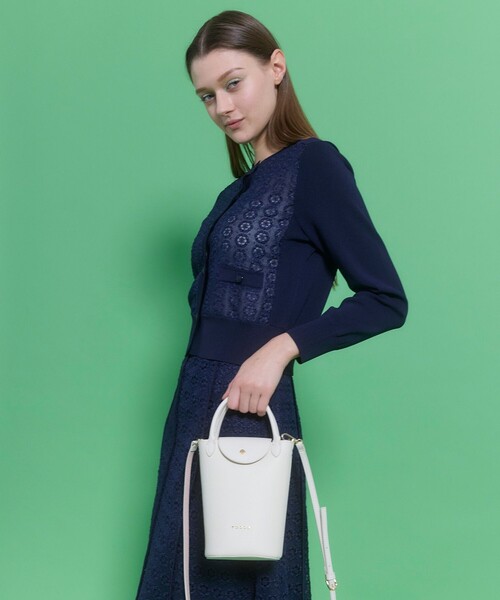 TOCCA(トッカ)の「PETAL SILHOUETTE LEATHER POCHETTE ポシェット(ハンドバッグ・レディース・アイボリー系/ブルー系/ブラック系/ベージュ系・F)」の11枚目の写真