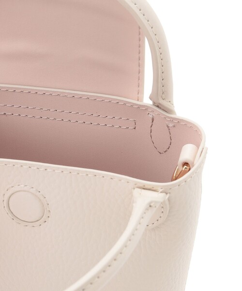 TOCCA(トッカ)の「PETAL SILHOUETTE LEATHER POCHETTE ポシェット(ハンドバッグ・レディース・アイボリー系/ブルー系/ブラック系/ベージュ系・F)」の18枚目の写真