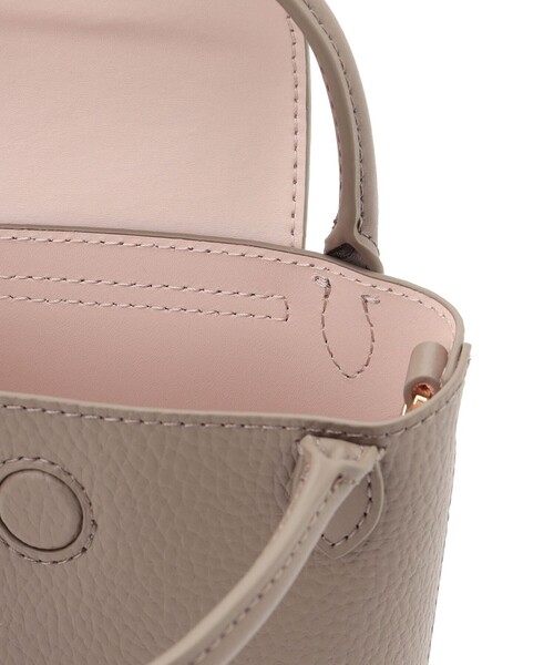 TOCCA(トッカ)の「PETAL SILHOUETTE LEATHER POCHETTE ポシェット(ハンドバッグ・レディース・アイボリー系/ブルー系/ブラック系/ベージュ系・F)」の22枚目の写真