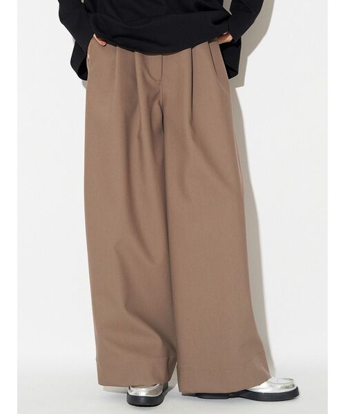 ELENDEEK（エレンディーク）の「タックワイドレグパンツ（その他パンツ・レディース・ブラック/オフホワイト/モカ・01/02）」の4枚目の写真