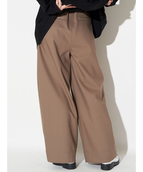 ELENDEEK（エレンディーク）の「タックワイドレグパンツ（その他パンツ・レディース・ブラック/オフホワイト/モカ・01/02）」の6枚目の写真