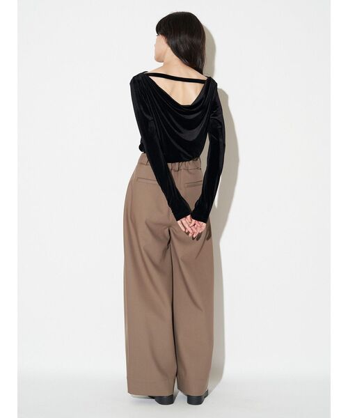 ELENDEEK（エレンディーク）の「タックワイドレグパンツ（その他パンツ・レディース・ブラック/オフホワイト/モカ・01/02）」の9枚目の写真
