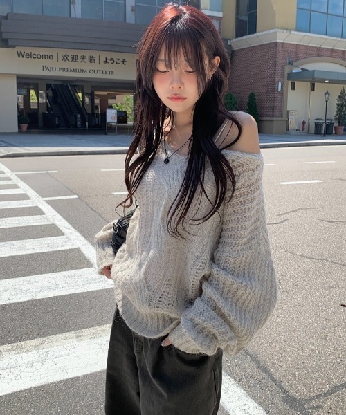 anyonemore(エニワンモア)の「Vネックルーズケーブル編みニット(ニット/セーター・レディース・アイボリー/チャコール・FREE)」の1枚目の写真