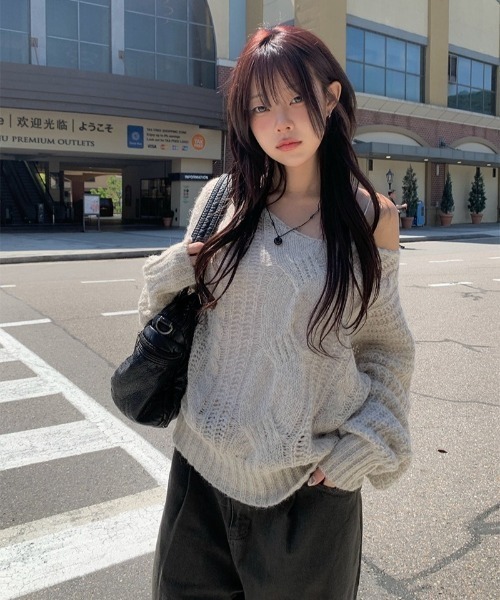 anyonemore(エニワンモア)の「Vネックルーズケーブル編みニット(ニット/セーター・レディース・アイボリー/チャコール・FREE)」の5枚目の写真