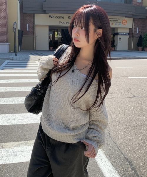 anyonemore(エニワンモア)の「Vネックルーズケーブル編みニット(ニット/セーター・レディース・アイボリー/チャコール・FREE)」の6枚目の写真