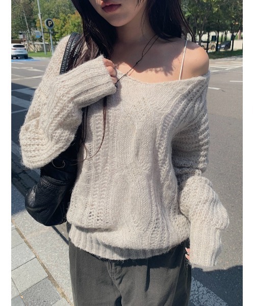 anyonemore(エニワンモア)の「Vネックルーズケーブル編みニット(ニット/セーター・レディース・アイボリー/チャコール・FREE)」の13枚目の写真