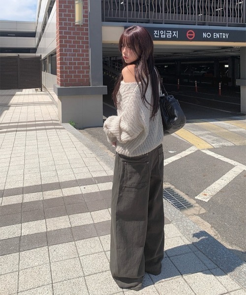 anyonemore(エニワンモア)の「Vネックルーズケーブル編みニット(ニット/セーター・レディース・アイボリー/チャコール・FREE)」の12枚目の写真