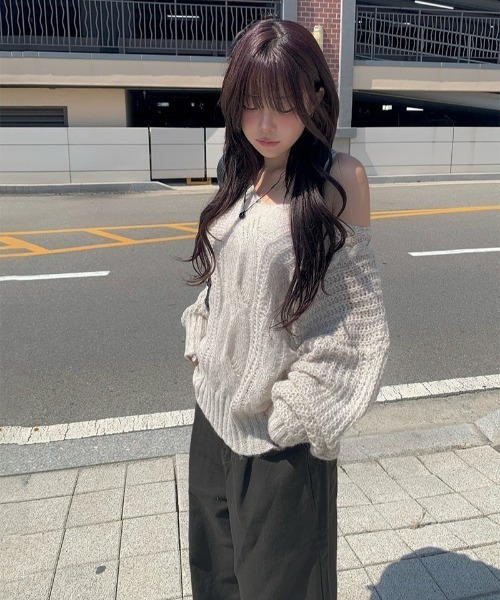 anyonemore(エニワンモア)の「Vネックルーズケーブル編みニット(ニット/セーター・レディース・アイボリー/チャコール・FREE)」の8枚目の写真
