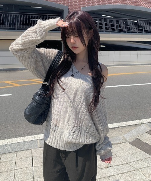 anyonemore(エニワンモア)の「Vネックルーズケーブル編みニット(ニット/セーター・レディース・アイボリー/チャコール・FREE)」の7枚目の写真