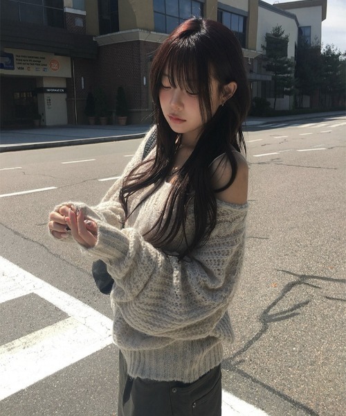 anyonemore(エニワンモア)の「Vネックルーズケーブル編みニット(ニット/セーター・レディース・アイボリー/チャコール・FREE)」の4枚目の写真