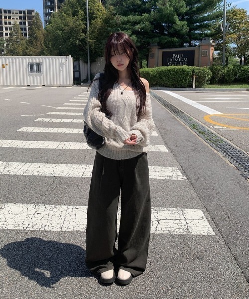 anyonemore(エニワンモア)の「Vネックルーズケーブル編みニット(ニット/セーター・レディース・アイボリー/チャコール・FREE)」の9枚目の写真