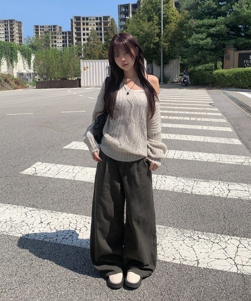 anyonemore(エニワンモア)の「Vネックルーズケーブル編みニット(ニット/セーター・レディース・アイボリー/チャコール・FREE)」の10枚目の写真