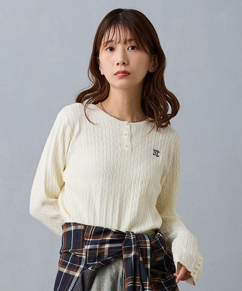 NICOLE CLUB（ニコル　クラブ）の「ケーブルコンパクトニット（ニット/セーター・レディース・ボルドー/オフホワイト/ブラック/サックスブルー・FREE）」の2枚目の写真