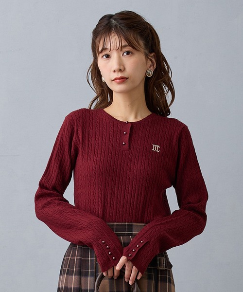 NICOLE CLUB（ニコル　クラブ）の「ケーブルコンパクトニット（ニット/セーター・レディース・ボルドー/オフホワイト/ブラック/サックスブルー・FREE）」の4枚目の写真