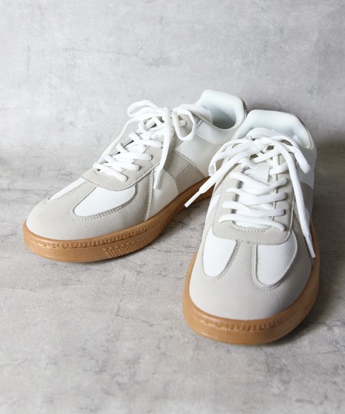 ８(eight)（エイト）の「シンプルなレトロスニーカー（スニーカー・メンズ・ブラック/ホワイト・26.0cm/26.5cm/28.0cm/25.0cm/25.5cm/27.0cm）」の2枚目の写真