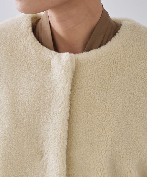 OPAQUE.CLIP(オペークドットクリップ)の「フェイクボア切替ショートコート(ノーカラーコート・レディース・アイボリー/ブラック・38/40/42)」の15枚目の写真