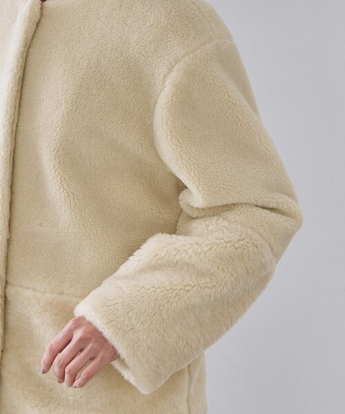 OPAQUE.CLIP(オペークドットクリップ)の「フェイクボア切替ショートコート(ノーカラーコート・レディース・アイボリー/ブラック・38/40/42)」の16枚目の写真