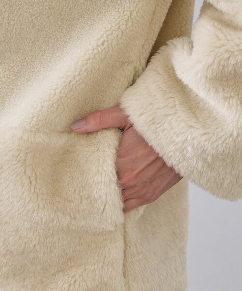 OPAQUE.CLIP(オペークドットクリップ)の「フェイクボア切替ショートコート(ノーカラーコート・レディース・アイボリー/ブラック・38/40/42)」の17枚目の写真