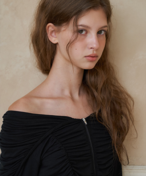 RONRON(ロンロン)の「PENDANT SHIRRING SAILOR ZIP UP BLACK(Tシャツ/カットソー・レディース・その他・FREE)」の2枚目の写真