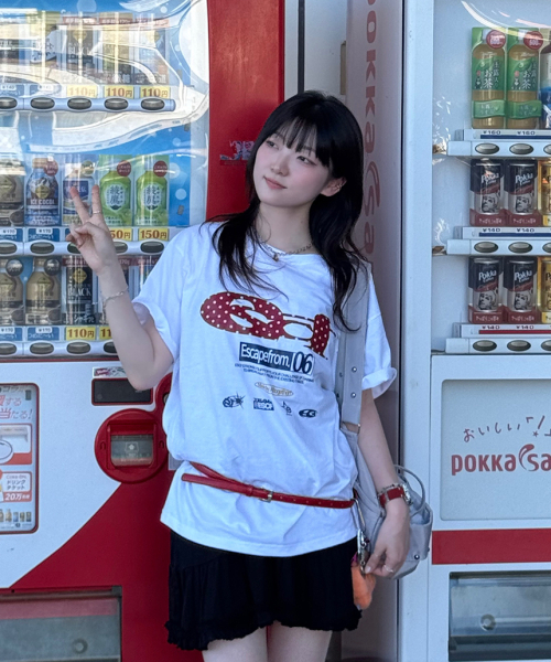 ESCAPEFROM(エスケープフロム)の「レッドドット ESCF ロゴ コラージュプリント オーバーサイズ 半袖Tシャツ ホワイト(Tシャツ/カットソー・レディース・その他・SMALL/MEDIUM/LARGE)」の1枚目の写真