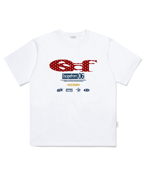 ESCAPEFROM(エスケープフロム)の「レッドドット ESCF ロゴ コラージュプリント オーバーサイズ 半袖Tシャツ ホワイト(Tシャツ/カットソー・レディース・その他・SMALL/MEDIUM/LARGE)」の2枚目の写真
