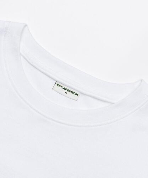 ESCAPEFROM(エスケープフロム)の「レッドドット ESCF ロゴ コラージュプリント オーバーサイズ 半袖Tシャツ ホワイト(Tシャツ/カットソー・レディース・その他・SMALL/MEDIUM/LARGE)」の4枚目の写真