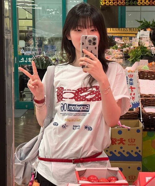 ESCAPEFROM(エスケープフロム)の「レッドドット ESCF ロゴ コラージュプリント オーバーサイズ 半袖Tシャツ ホワイト(Tシャツ/カットソー・レディース・その他・SMALL/MEDIUM/LARGE)」の6枚目の写真