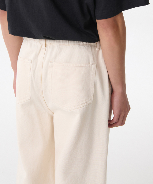 MUSINSA STANDARD（ムシンサスタンダード）の「ワンタックワイドバンディングデニムパンツ [クリーム]（デニムパンツ・メンズ・その他・30/26/28/40/38/42/36/34/32）」の5枚目の写真