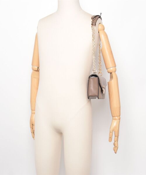 Guess(ゲス)の「GRACIA Convertible Crosbdy Flap ショルダーバッグ (ショルダーバッグ・レディース・ライトベージュ・ONE SIZE)」の14枚目の写真