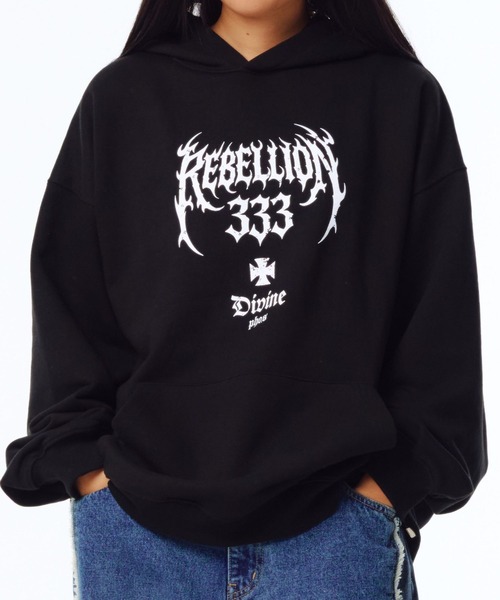 ALAND（エーランド）の「【UNISEX】PHOS333／Rebellion フーディー（スウェット・レディース・ライトグレー/ブラック・LARGE/MEDIUM）」の2枚目の写真