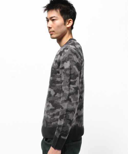 CIAOPANIC TYPY（チャオパニックティピー）の「起毛カモﾌﾗｰｼﾞｭ総柄ニットプルオーバー（ニット/セーター・メンズ・チャコールグレー/オリーブ・MEDIUM/LARGE/SMALL）」の3枚目の写真