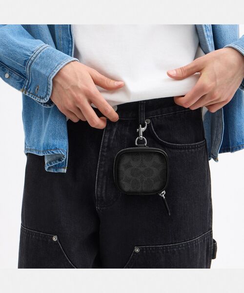 COACH（コーチ）の「クリップ オン ポーチ・シグネチャー キャンバス（ポーチ・メンズ・ブラック系その他・ONE）」の3枚目の写真