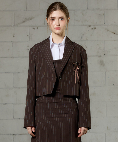 ARI(アリ)の「MEOW CROP BLAZER / BROWN(テーラードジャケット・レディース・ブラウン・FREE)」の1枚目の写真