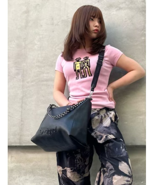 Desigual(デシグアル)の「ロゴチャーム付き エフェクトレザー ラージ ショルダーバッグ(ショルダーバッグ・レディース・ブラック・FREE)」の1枚目の写真