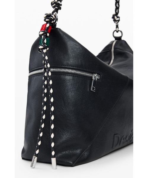Desigual(デシグアル)の「ロゴチャーム付き エフェクトレザー ラージ ショルダーバッグ(ショルダーバッグ・レディース・ブラック・FREE)」の8枚目の写真