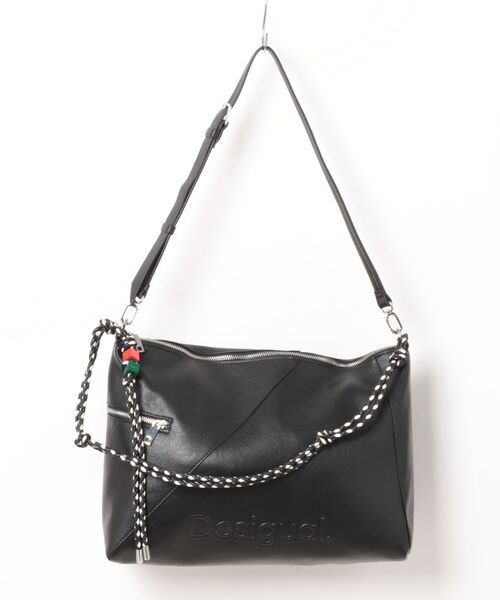 Desigual(デシグアル)の「ロゴチャーム付き エフェクトレザー ラージ ショルダーバッグ(ショルダーバッグ・レディース・ブラック・FREE)」の10枚目の写真